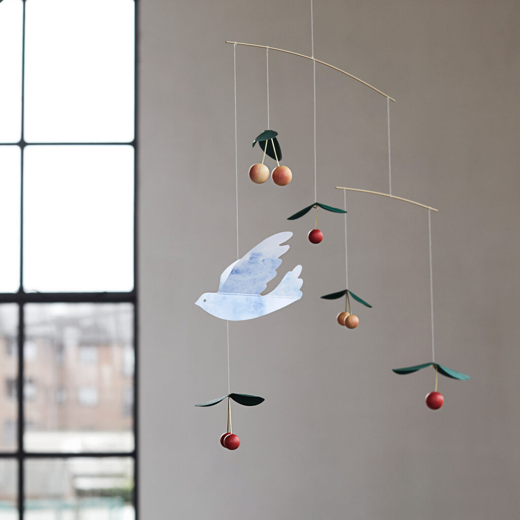 Køb uroer og mobiler hos Flensted Mobiles. Mobiler og uro er den perfekte gave til barnedåb, julegaver til ansatte, barselsgave til mor m.m. Søger du efter julegaveideer til hende eller fars dag ideer, så se vores udvalg