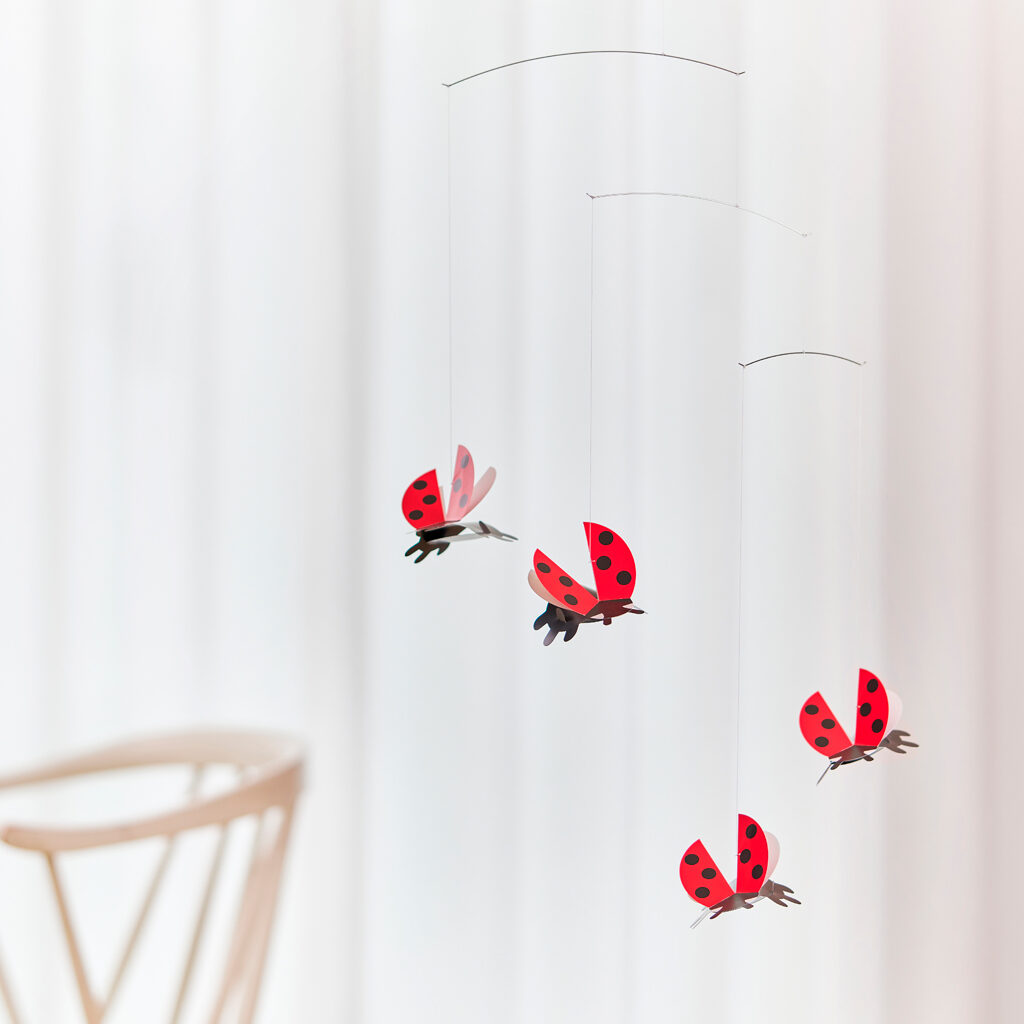 Køb uroer og mobiler hos Flensted Mobiles. Mobiler og uro er den perfekte gave til barnedåb, julegaver til ansatte, barselsgave til mor m.m. Søger du efter julegaveideer til hende eller fars dag ideer, så se vores udvalg